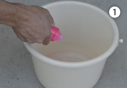 シャンプー50mlに対し約20倍の水道水をバケツに入れよくかき混ぜて下さい。
